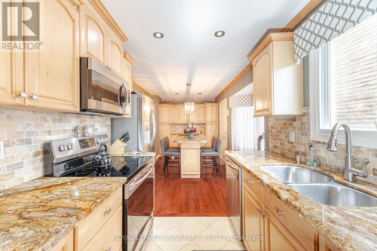 1575 Dewberry Crescent, Mississauga (Rathwood), Ontario  L4W 3B6 - Photo 9 - W12212259