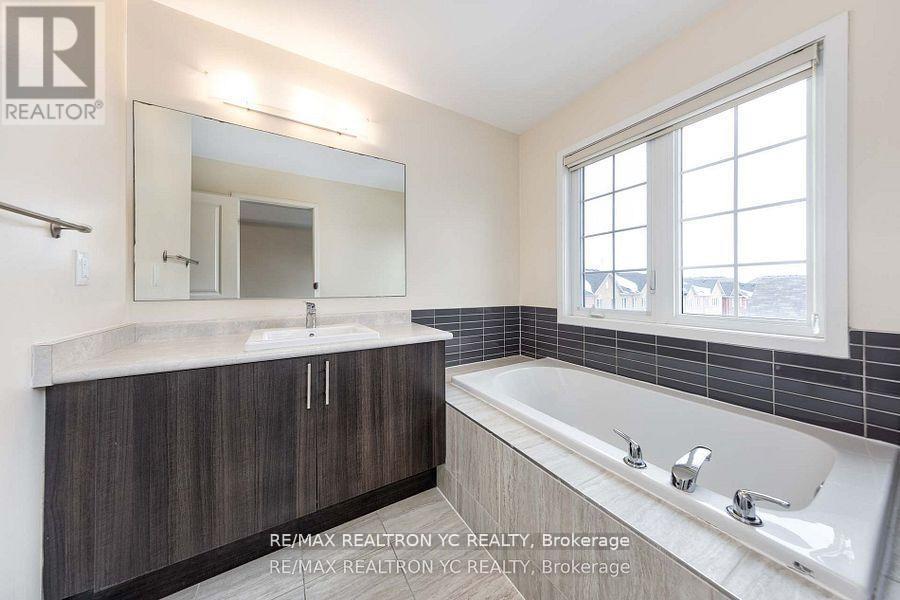 37 Torah Gate, Vaughan (Patterson), Ontario  L6A 4Y4 - Photo 29 - N12212736