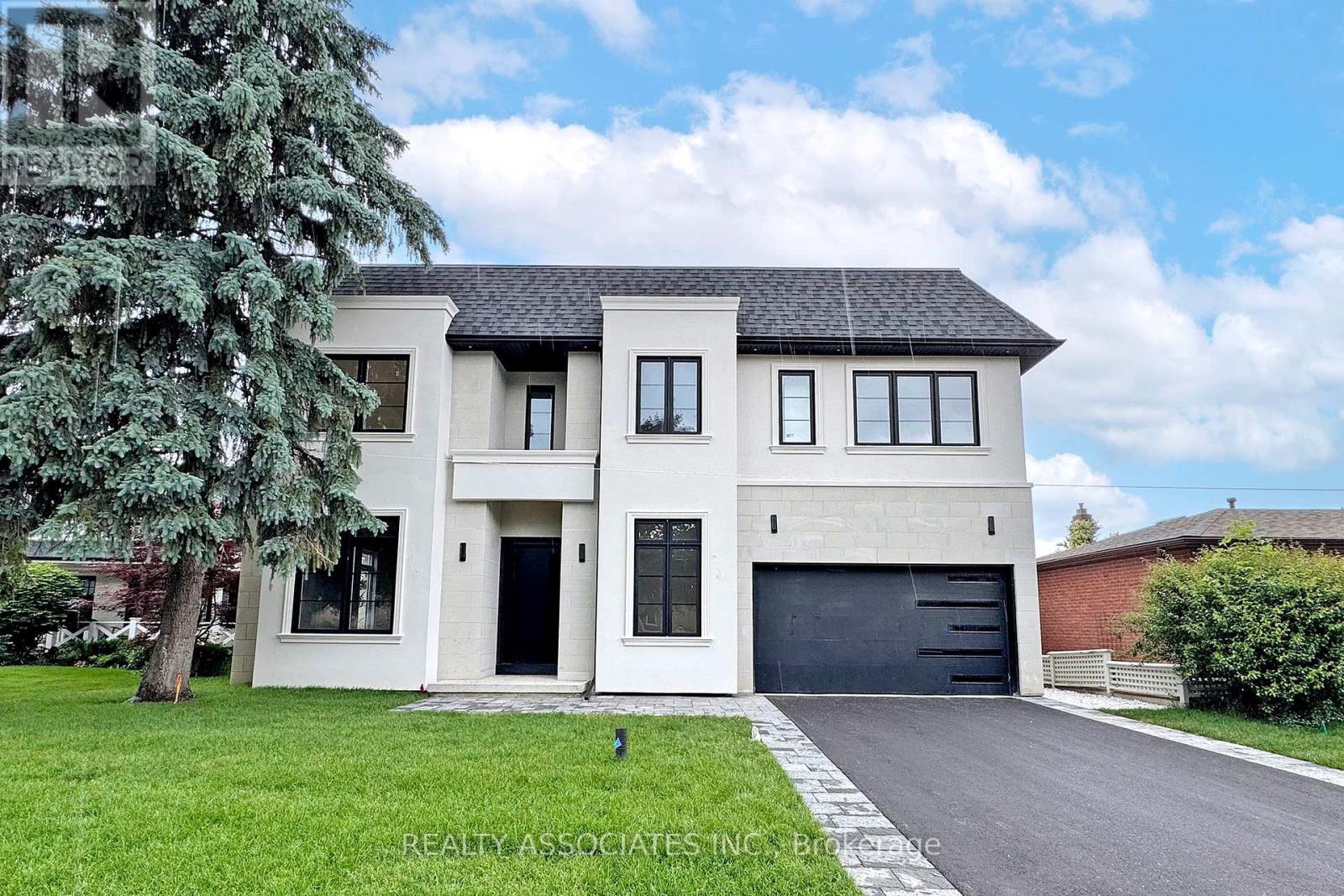 32 COSSAR AVENUE, Aurora, Ontario