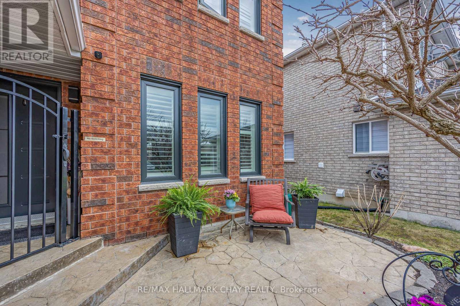 7 Ryan Court, Barrie, Ontario  L4M 6N7 - Photo 3 - S12212803