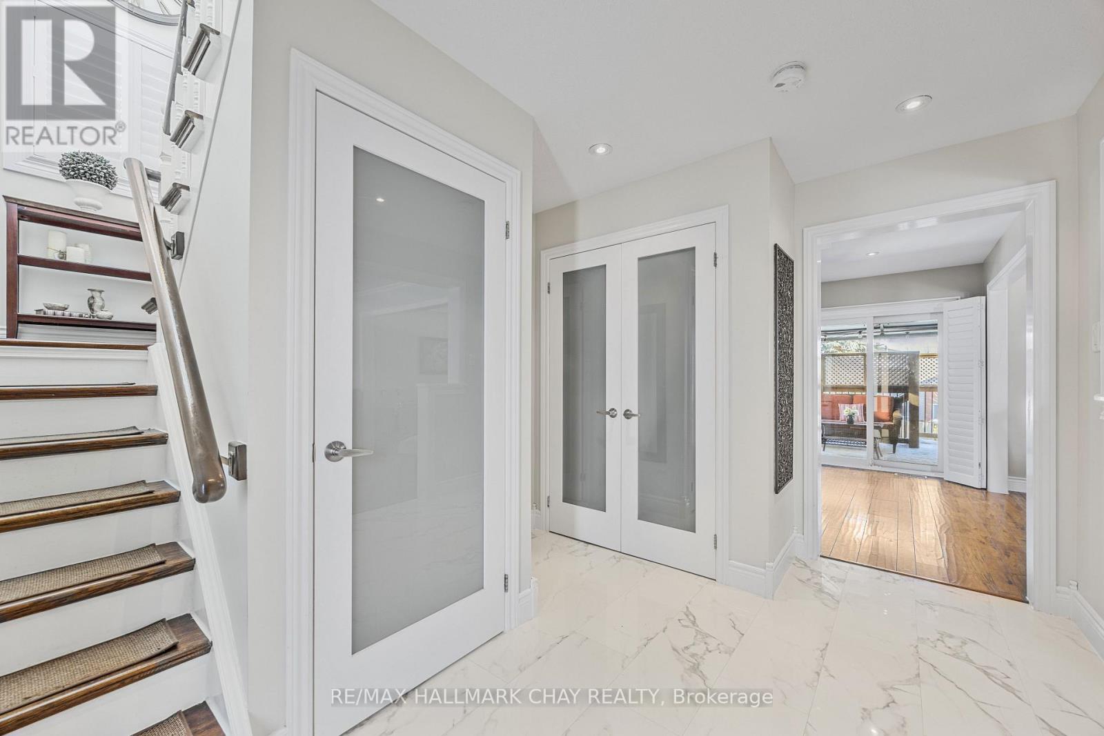 7 Ryan Court, Barrie, Ontario  L4M 6N7 - Photo 4 - S12212803