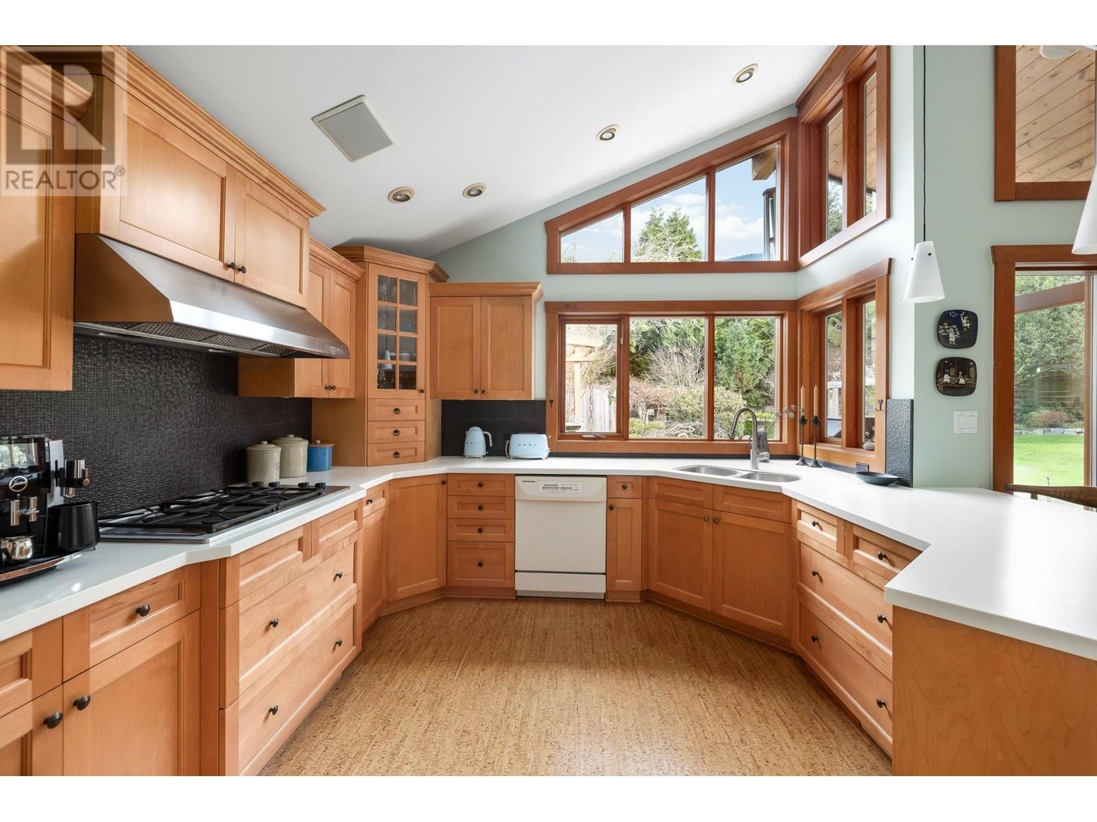 986 Tudor Avenue, North Vancouver, British Columbia  V7R 1X7 - Photo 11 - R3014174