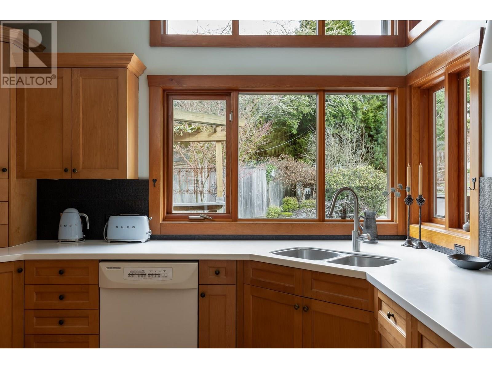 986 Tudor Avenue, North Vancouver, British Columbia  V7R 1X7 - Photo 12 - R3014174