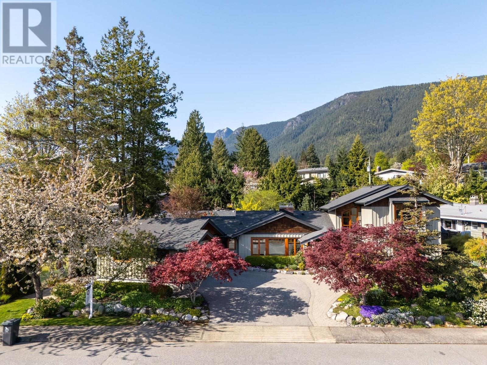 986 Tudor Avenue, North Vancouver, British Columbia  V7R 1X7 - Photo 2 - R3014174
