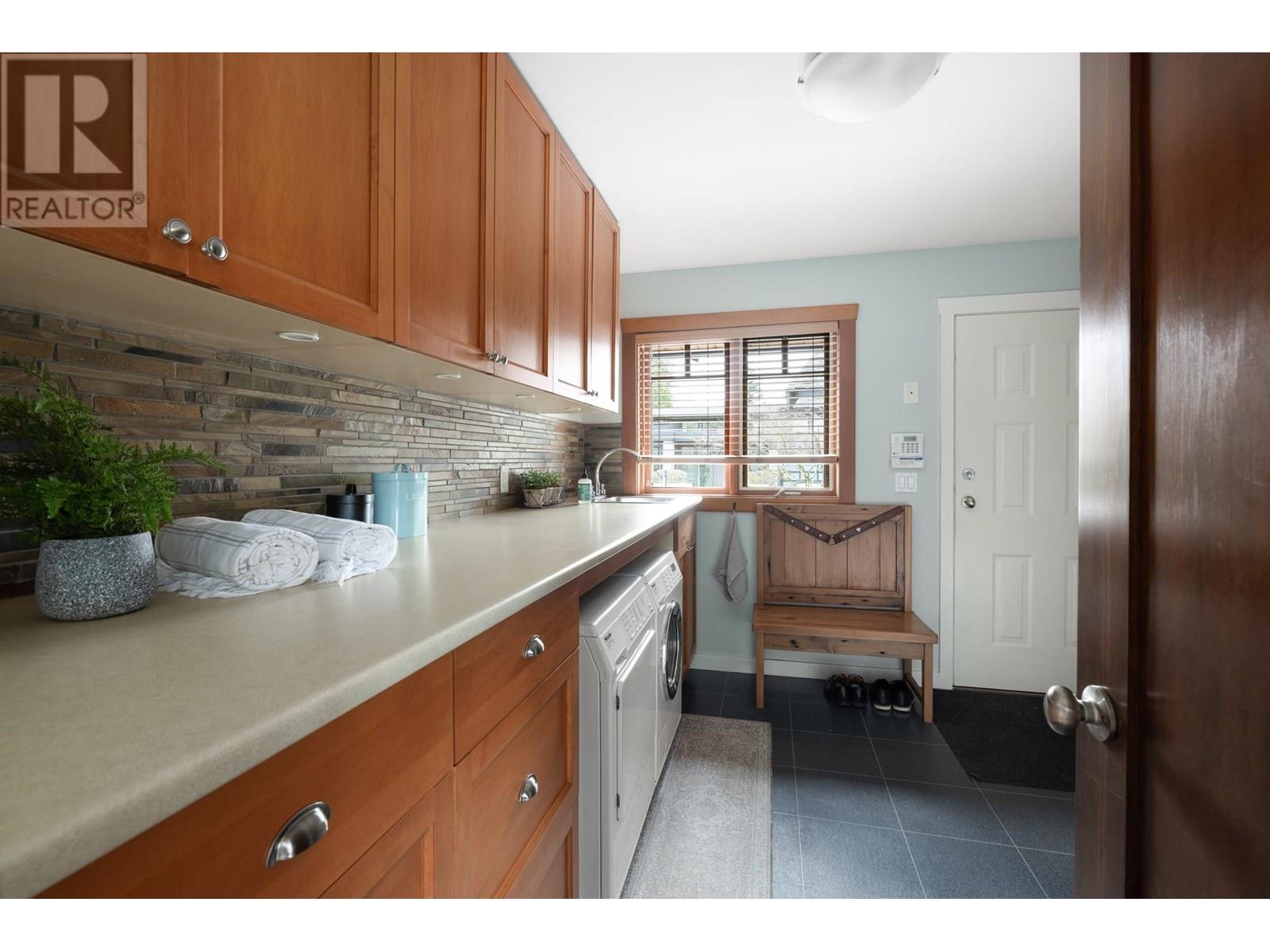 986 Tudor Avenue, North Vancouver, British Columbia  V7R 1X7 - Photo 23 - R3014174
