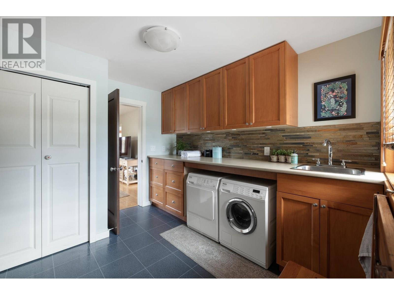 986 Tudor Avenue, North Vancouver, British Columbia  V7R 1X7 - Photo 24 - R3014174