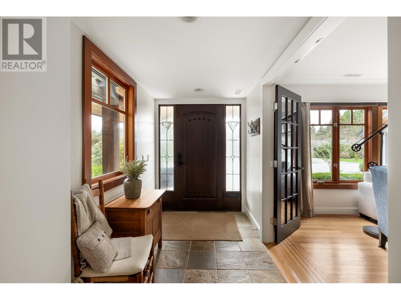 986 Tudor Avenue, North Vancouver, British Columbia  V7R 1X7 - Photo 4 - R3014174
