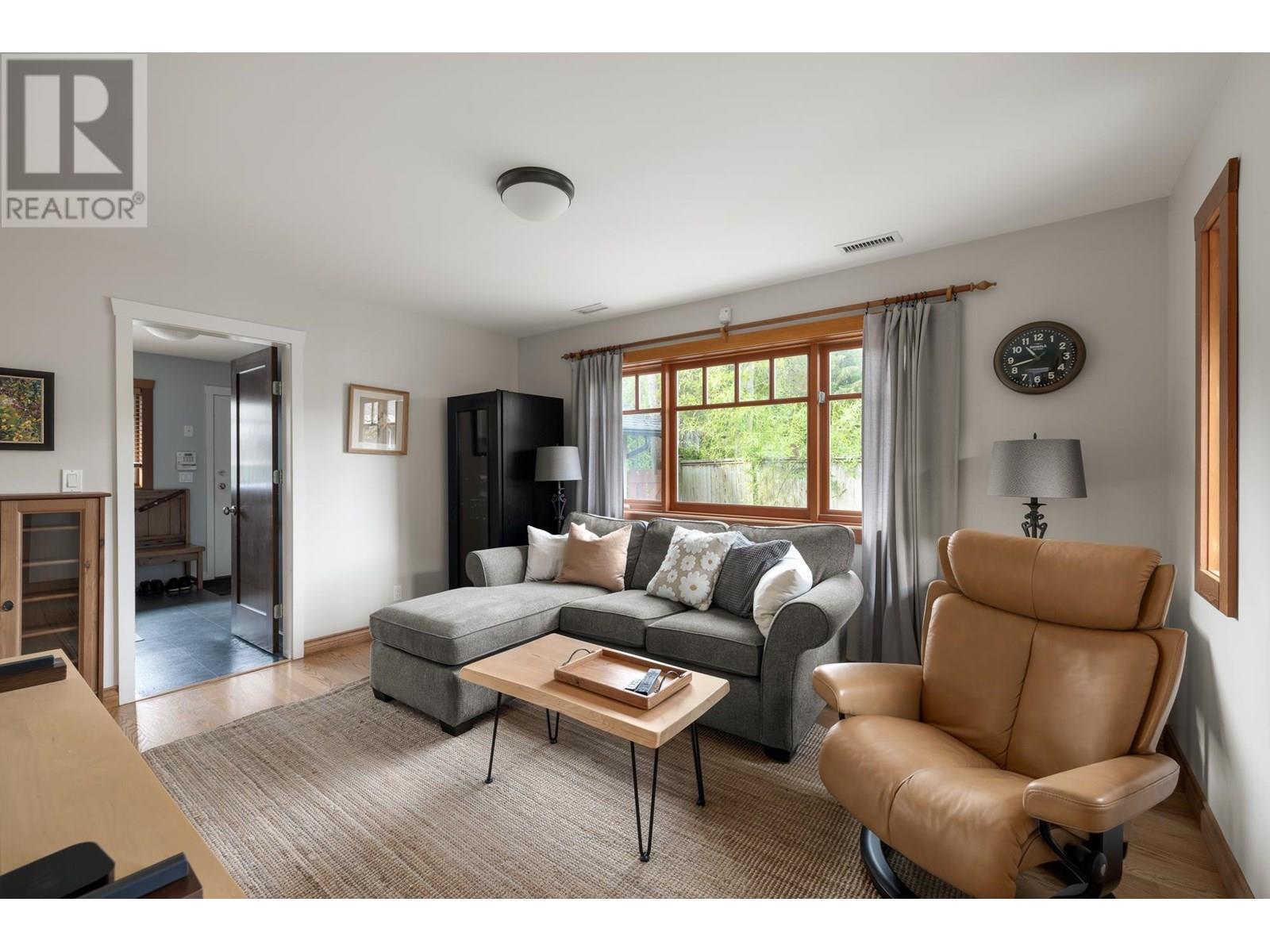 986 Tudor Avenue, North Vancouver, British Columbia  V7R 1X7 - Photo 9 - R3014174