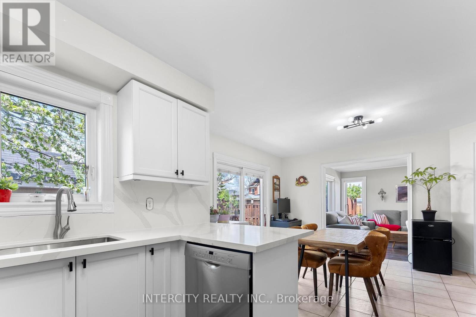 5409 Duchess Court, Burlington, Ontario  L7L 6Z4 - Photo 8 - W12212121
