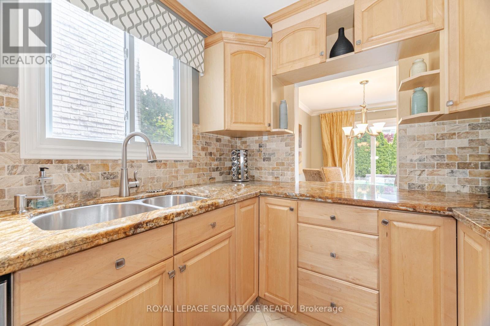 1575 Dewberry Crescent, Mississauga (Rathwood), Ontario  L4W 3B6 - Photo 8 - W12212259