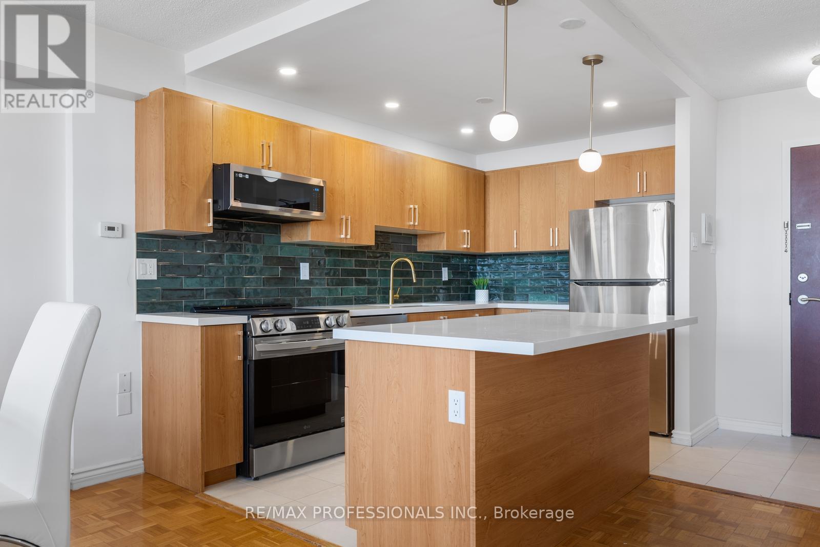 2107 - 360 Ridelle Avenue, Toronto (Briar Hill-Belgravia), Ontario  M6B 1K1 - Photo 6 - W12212703