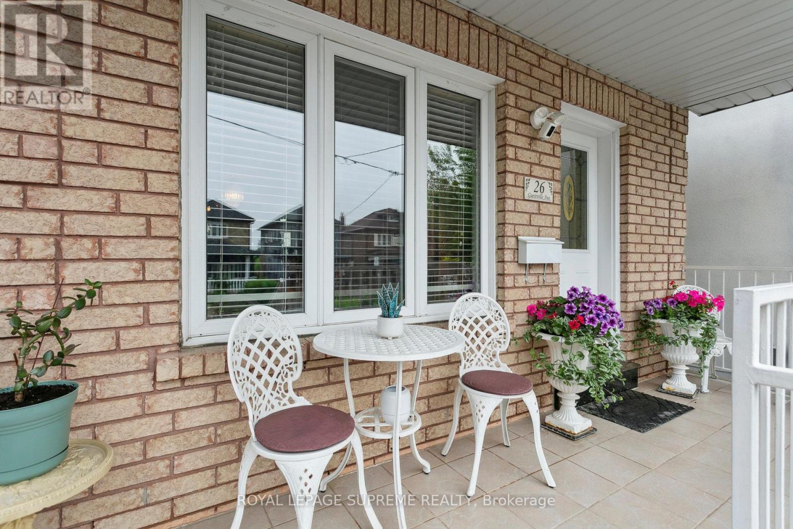26 Guestville Avenue, Toronto (Rockcliffe-Smythe), Ontario  M6N 4N2 - Photo 4 - W12212735