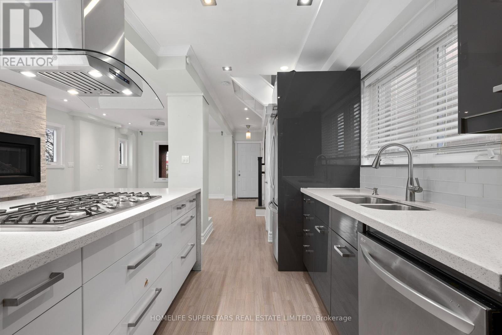 5 Aldgate Avenue, Toronto, Ontario  M8Y 3L4 - Photo 10 - W12212750