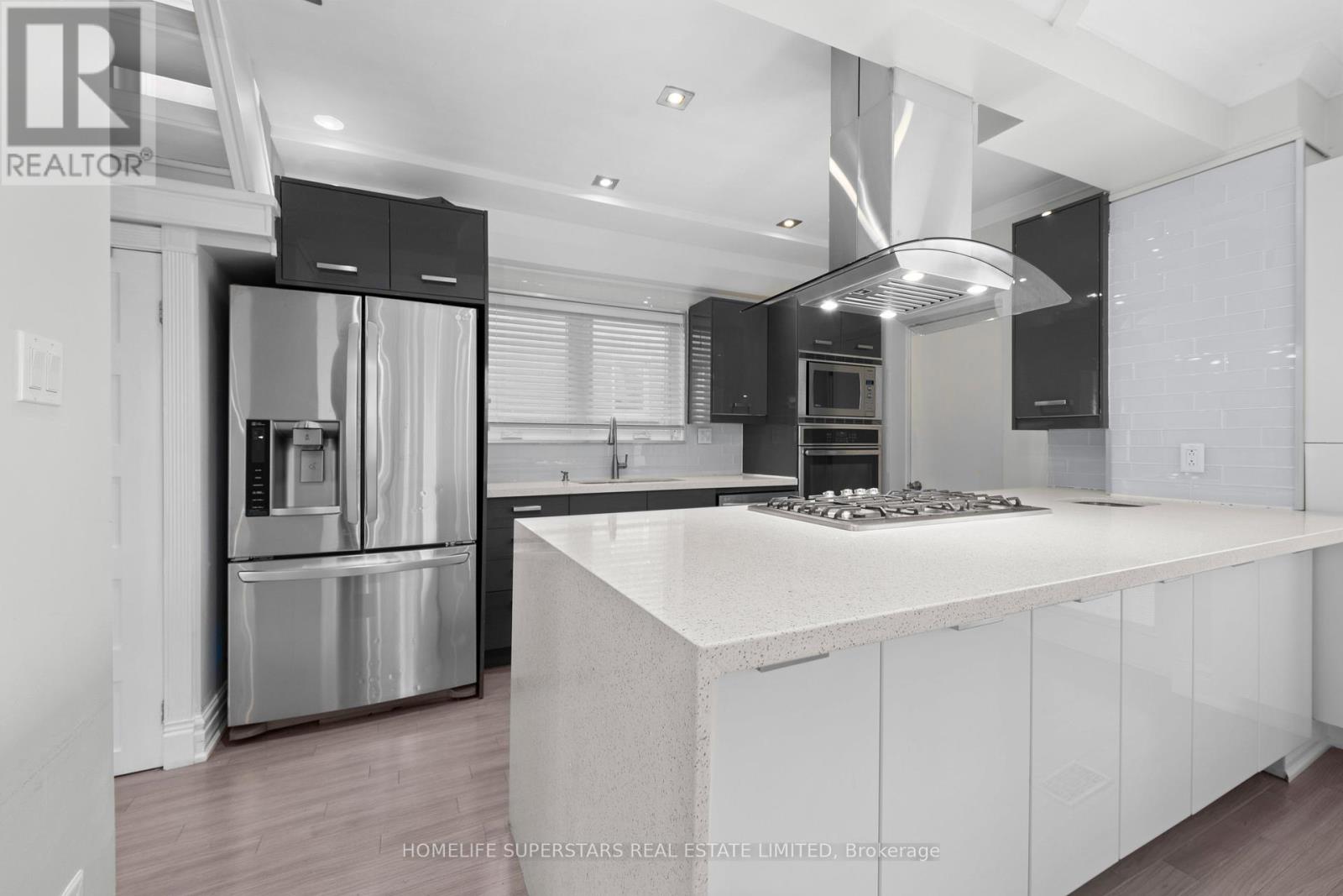 5 Aldgate Avenue, Toronto, Ontario  M8Y 3L4 - Photo 12 - W12212750