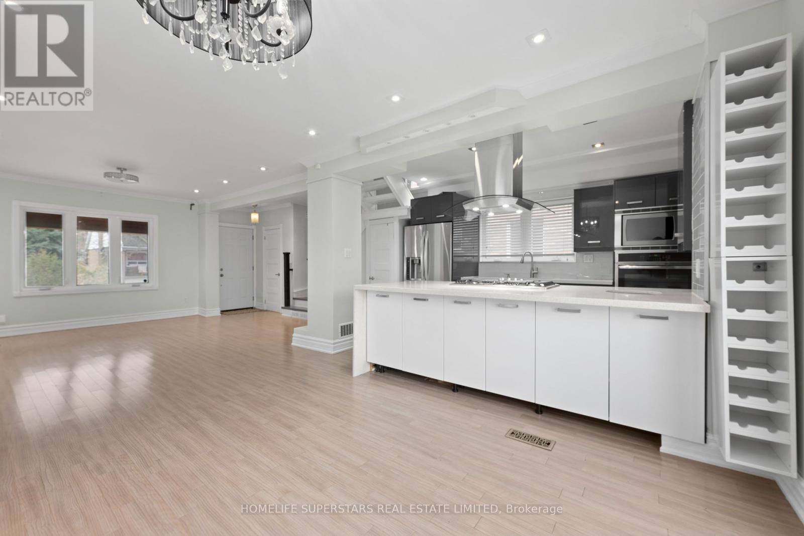 5 Aldgate Avenue, Toronto, Ontario  M8Y 3L4 - Photo 13 - W12212750