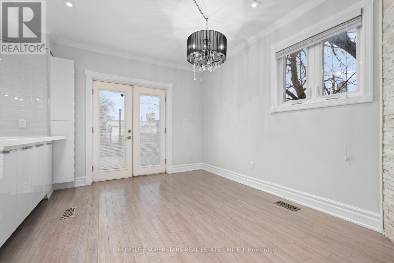 5 Aldgate Avenue, Toronto, Ontario  M8Y 3L4 - Photo 14 - W12212750