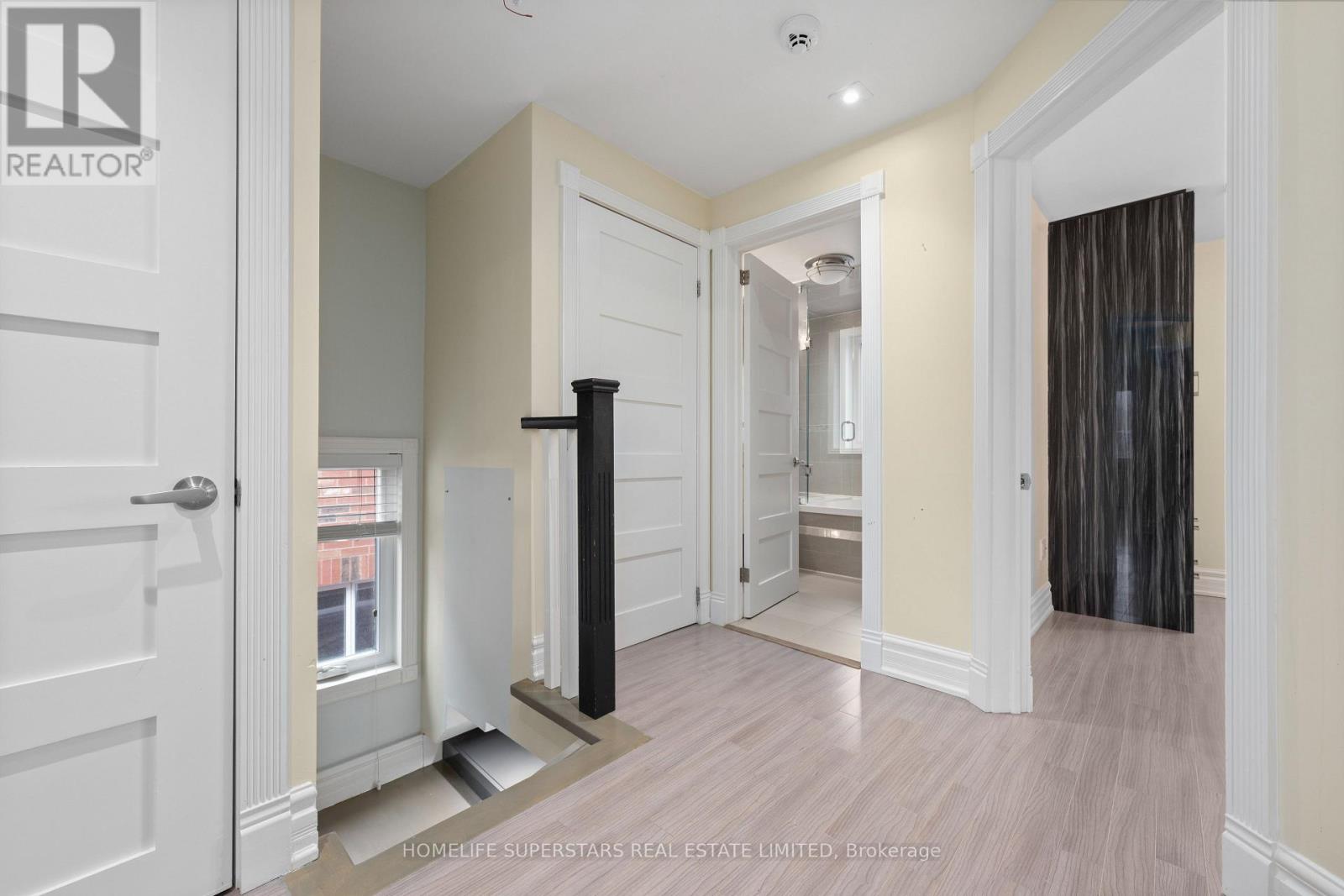 5 Aldgate Avenue, Toronto, Ontario  M8Y 3L4 - Photo 16 - W12212750