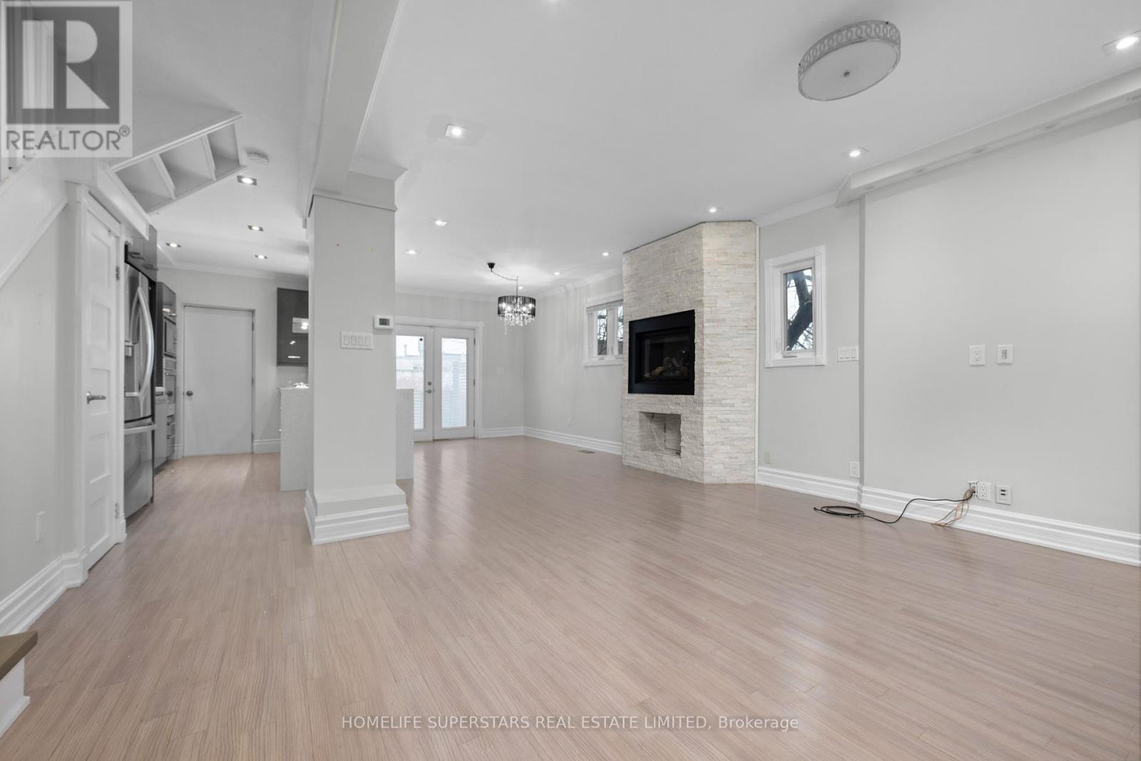 5 Aldgate Avenue, Toronto, Ontario  M8Y 3L4 - Photo 5 - W12212750
