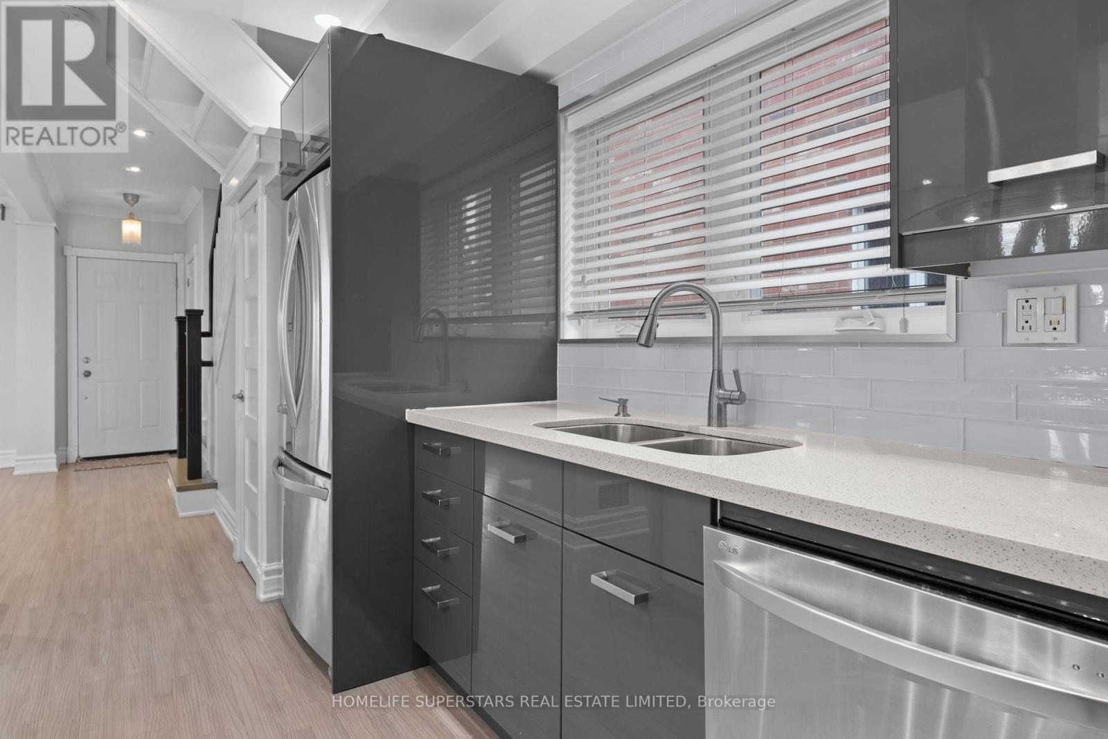 5 Aldgate Avenue, Toronto, Ontario  M8Y 3L4 - Photo 7 - W12212750