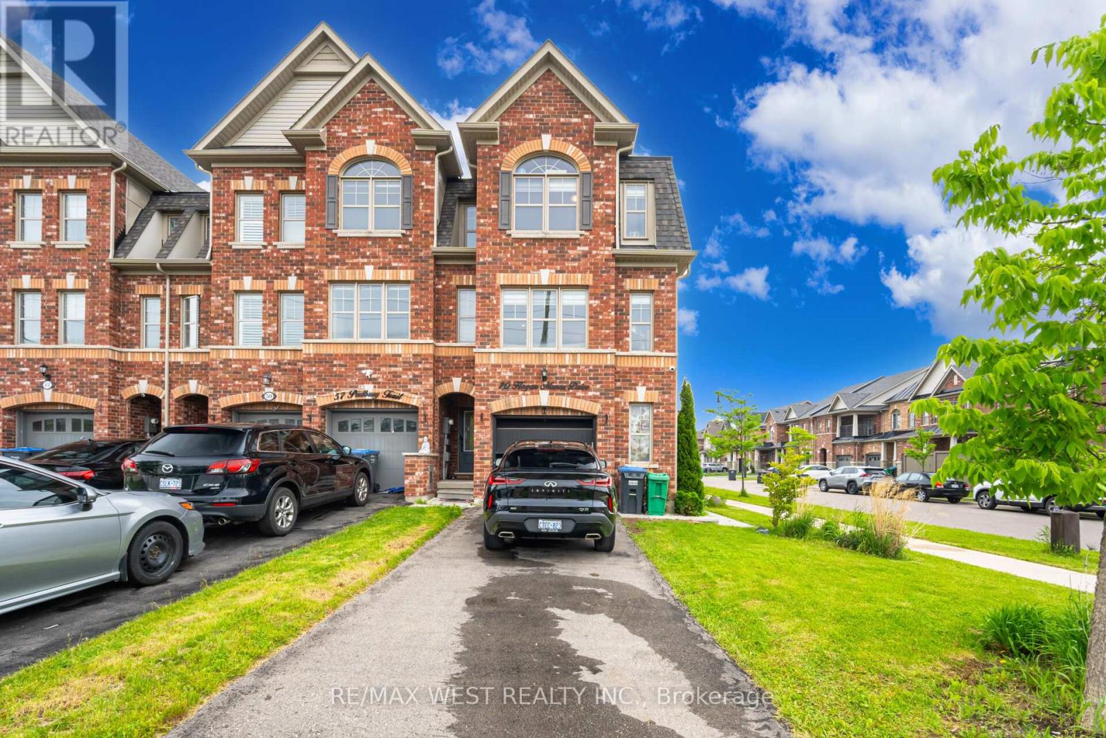 70 Hogan Manor Drive, Brampton, Ontario  L7A 4V3 - Photo 2 - W12212757