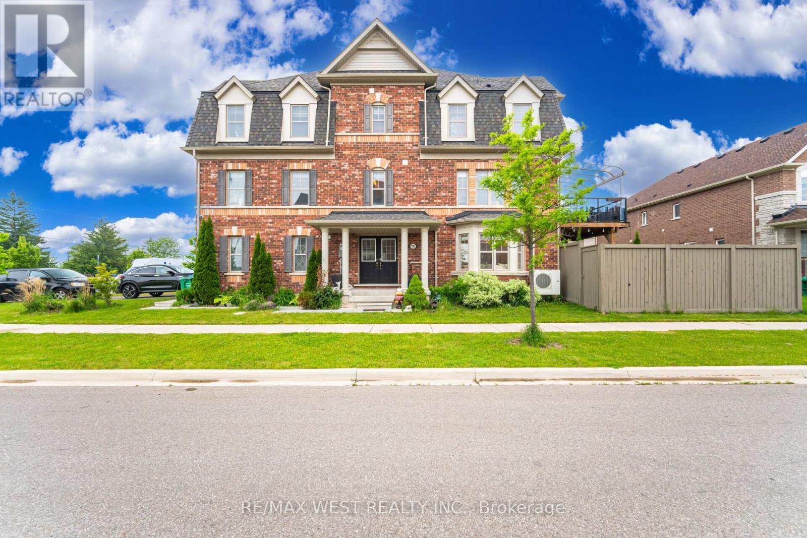 70 Hogan Manor Drive, Brampton, Ontario  L7A 4V3 - Photo 3 - W12212757