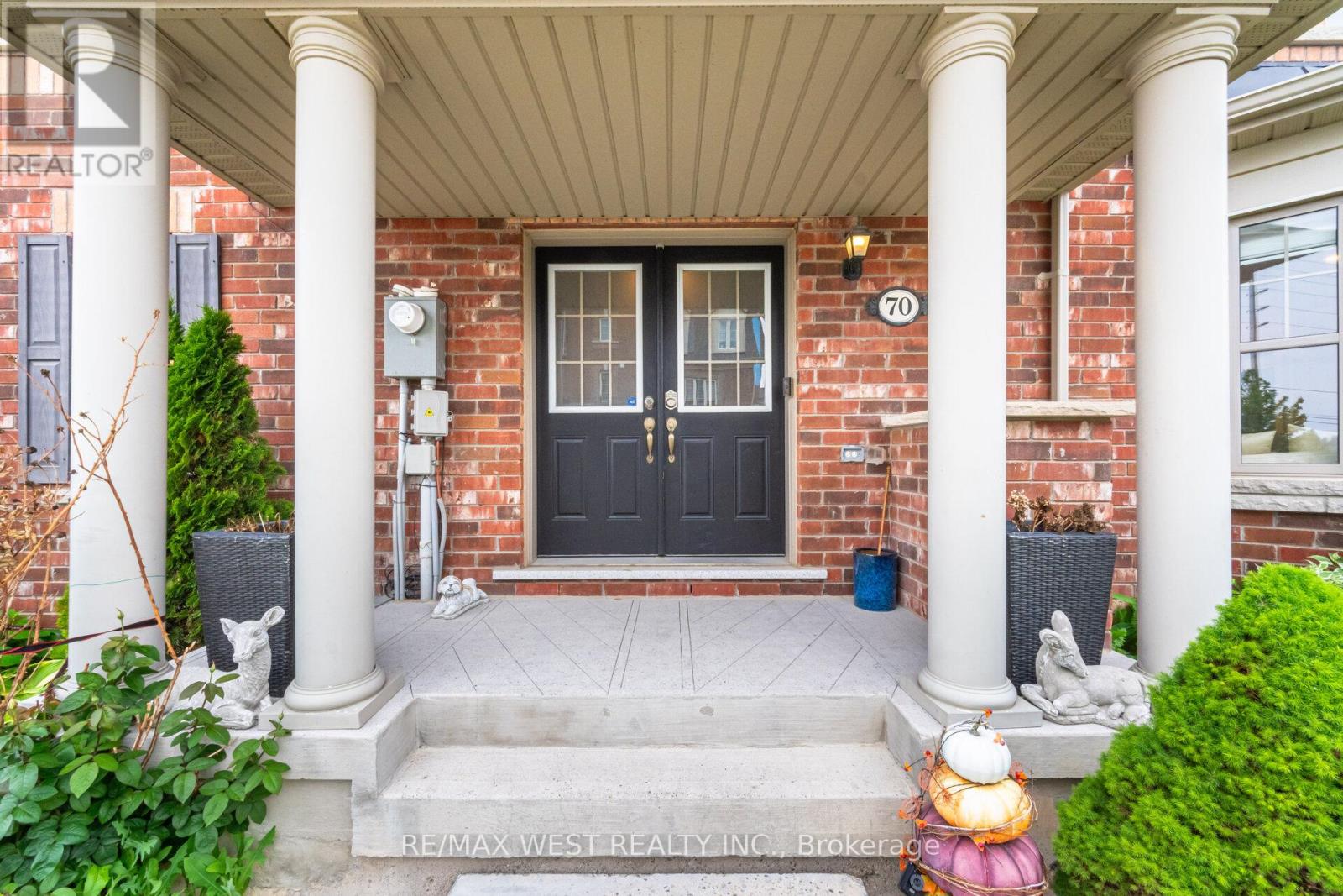 70 Hogan Manor Drive, Brampton, Ontario  L7A 4V3 - Photo 4 - W12212757