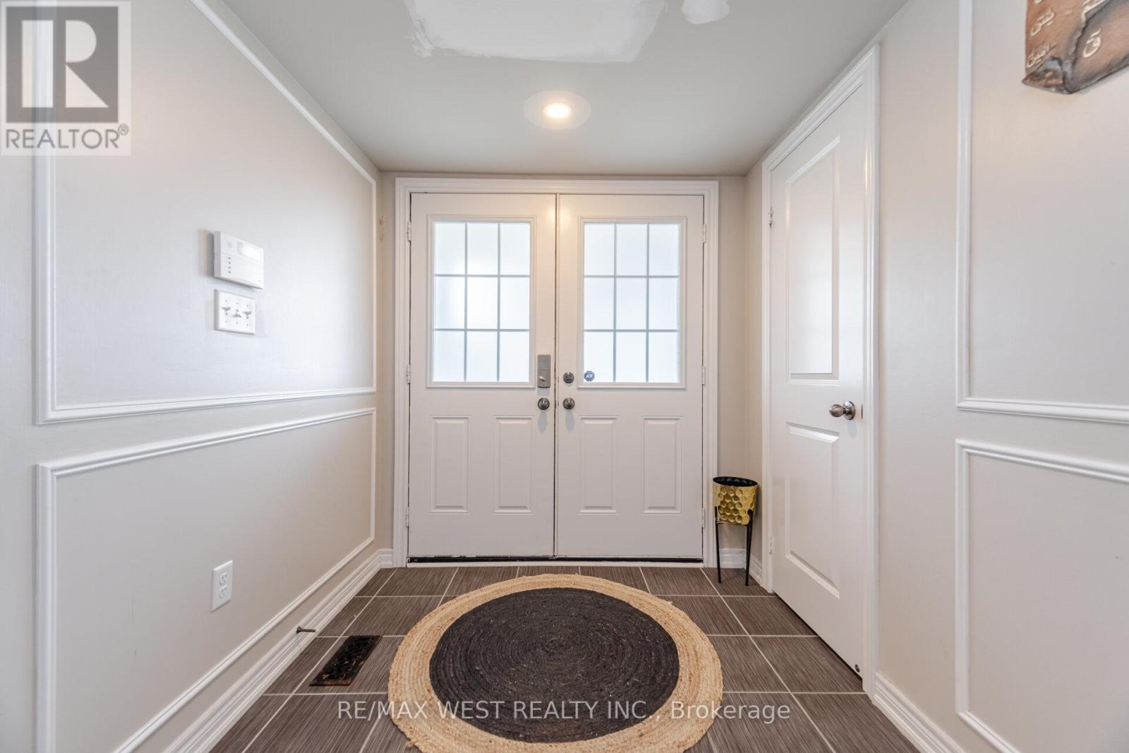 70 Hogan Manor Drive, Brampton, Ontario  L7A 4V3 - Photo 5 - W12212757