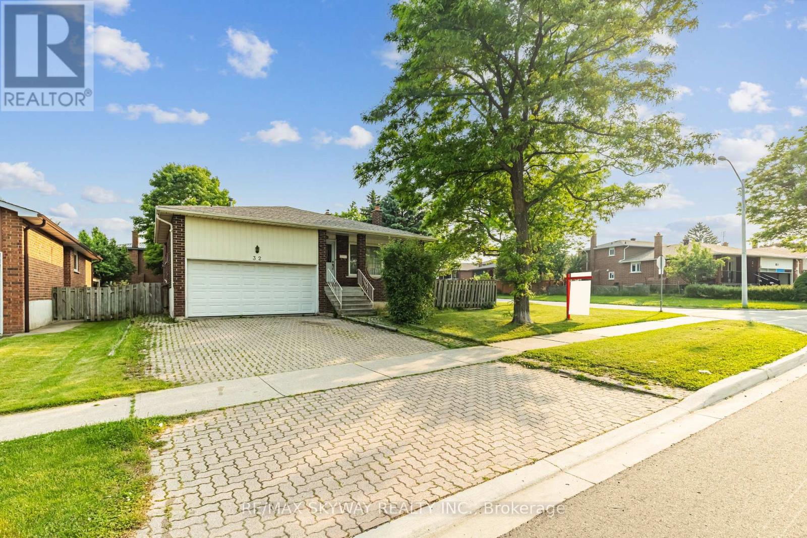 32 Maitland Street, Brampton (Central Park), Ontario  L6S 3B8 - Photo 2 - W12212759