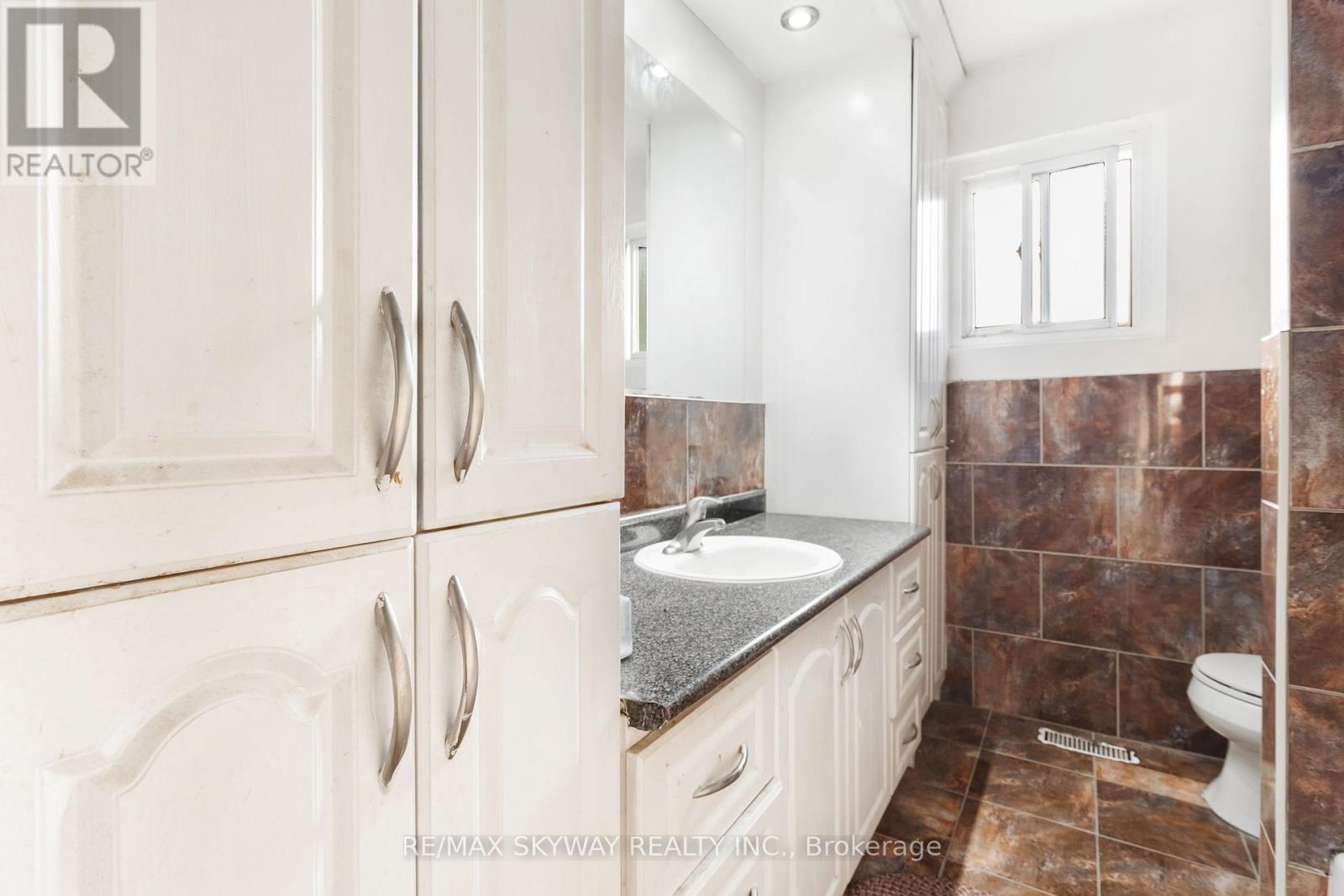 32 Maitland Street, Brampton (Central Park), Ontario  L6S 3B8 - Photo 25 - W12212759