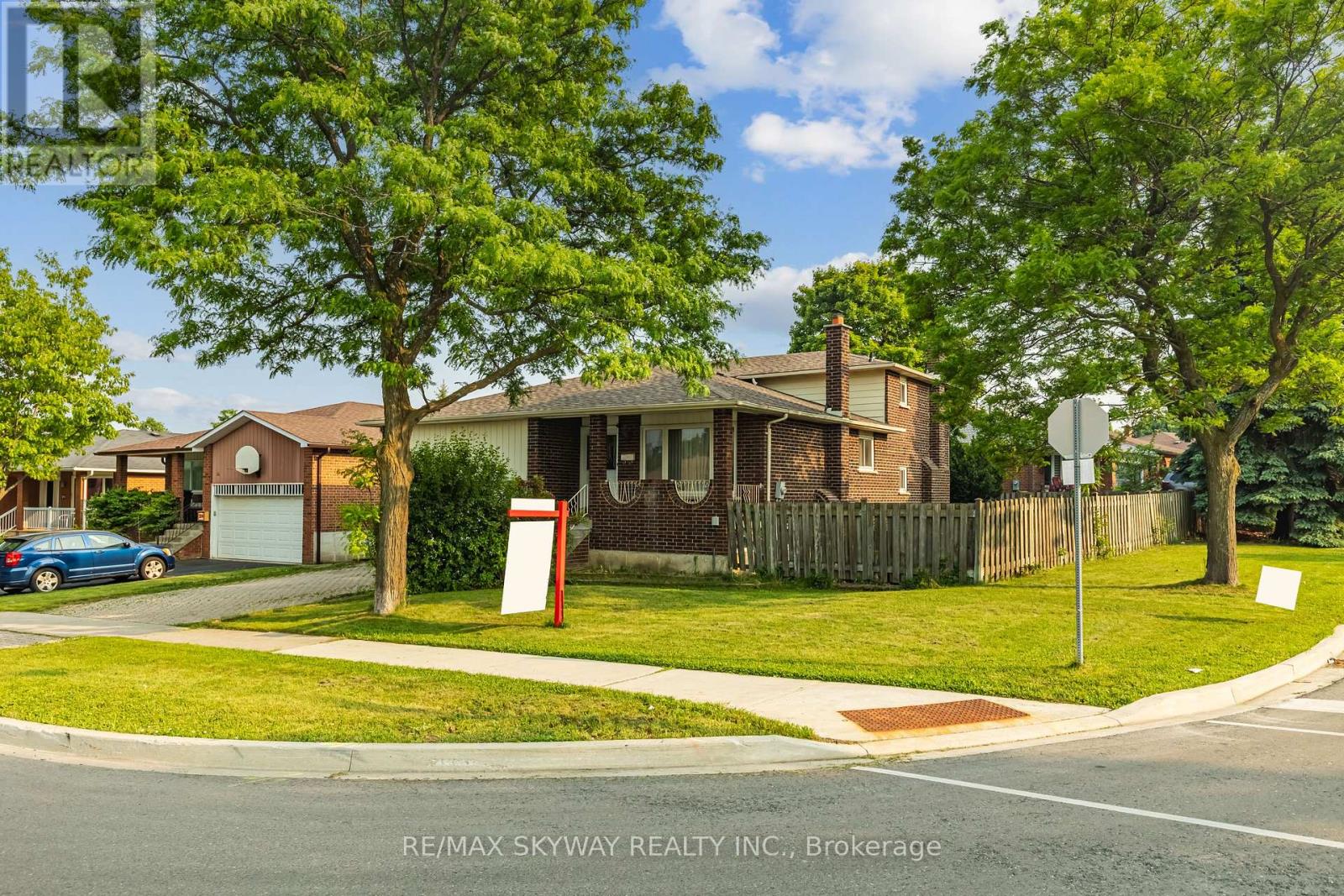 32 Maitland Street, Brampton (Central Park), Ontario  L6S 3B8 - Photo 3 - W12212759