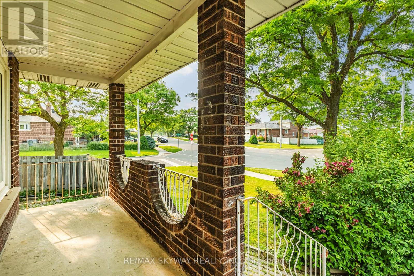 32 Maitland Street, Brampton (Central Park), Ontario  L6S 3B8 - Photo 5 - W12212759