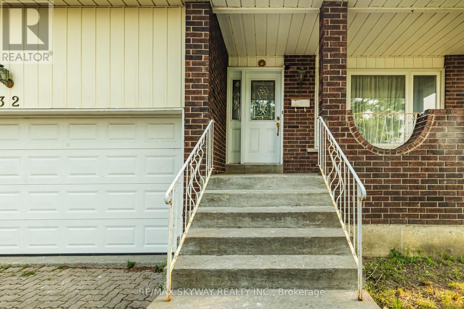 32 Maitland Street, Brampton (Central Park), Ontario  L6S 3B8 - Photo 6 - W12212759