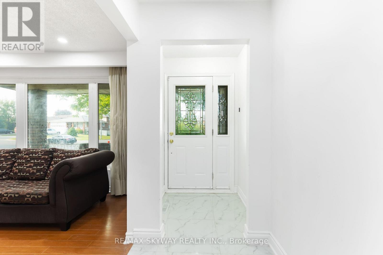32 Maitland Street, Brampton (Central Park), Ontario  L6S 3B8 - Photo 7 - W12212759