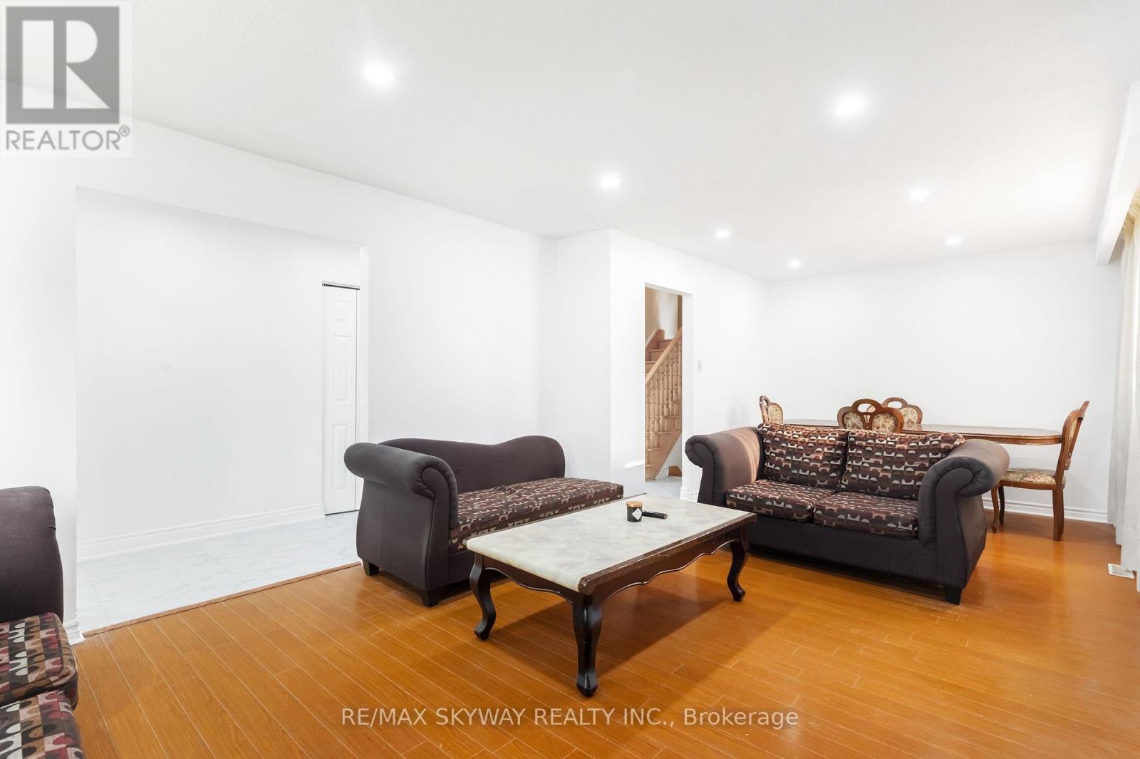 32 Maitland Street, Brampton (Central Park), Ontario  L6S 3B8 - Photo 9 - W12212759