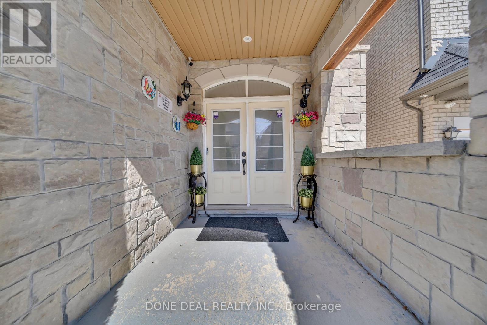 10 Lola Crescent, Brampton (Northwest Brampton), Ontario  L7A 4J7 - Photo 4 - W12212785