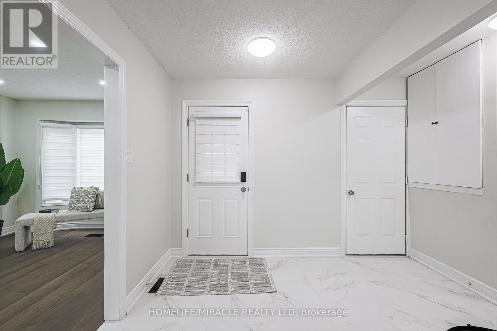 3 Hawkway Court, Brampton (Fletcher's West), Ontario  L6Y 4K7 - Photo 4 - W12212807