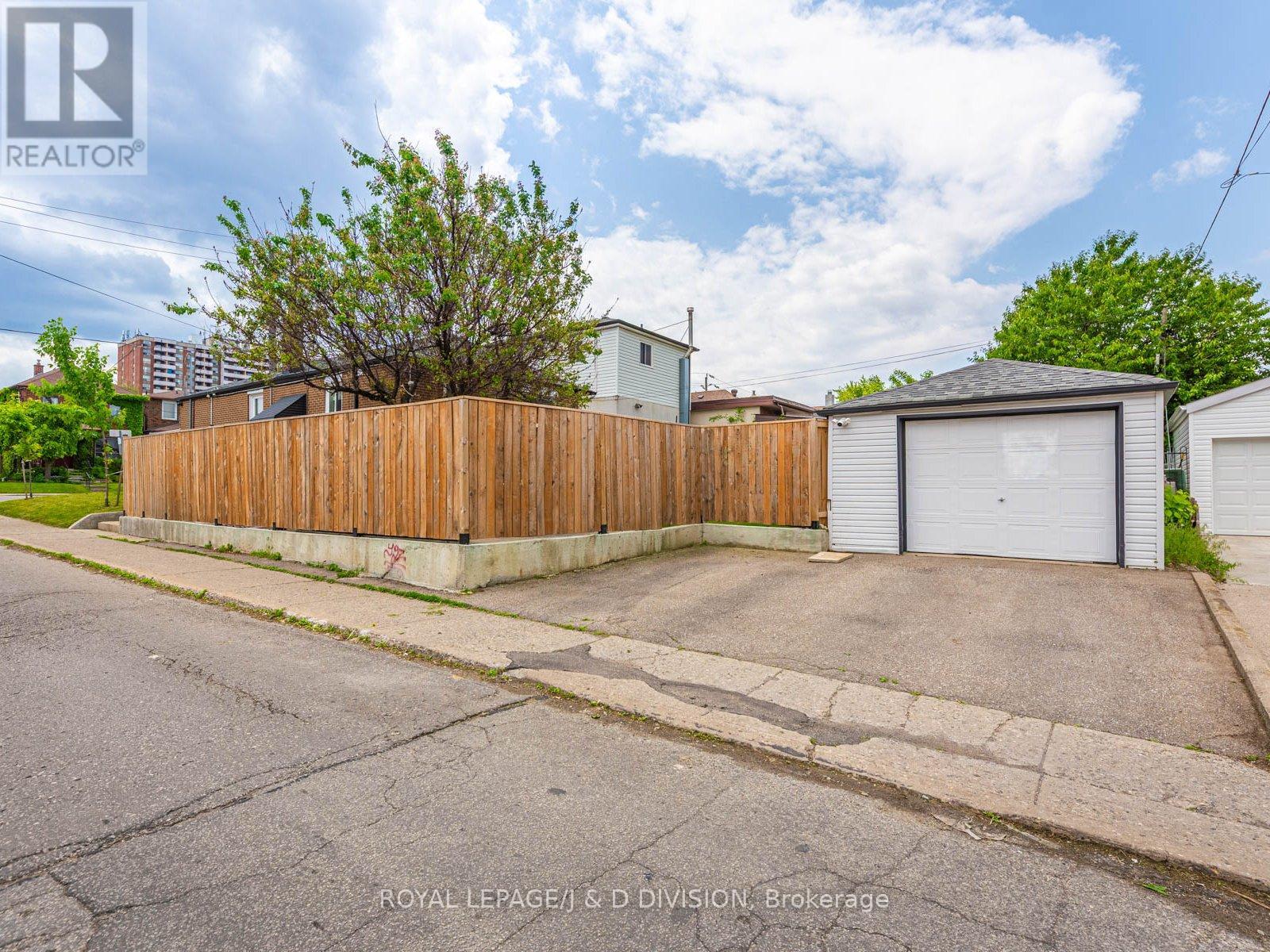 200 Belgravia Avenue, Toronto (Briar Hill-Belgravia), Ontario  M6E 2M8 - Photo 31 - W12212822