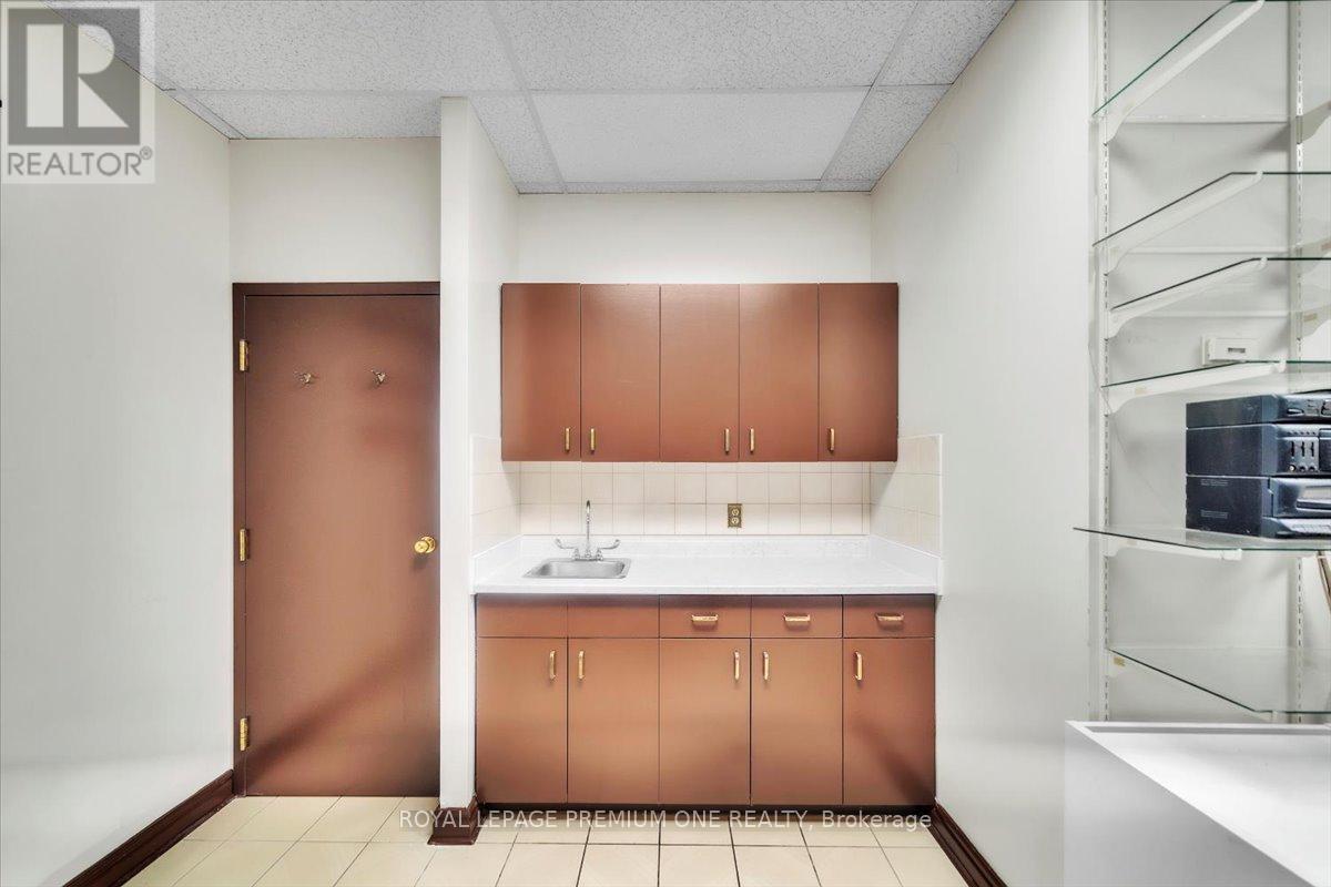 102 - 3530 Derry Road E, Mississauga, Ontario  L4T 4E3 - Photo 11 - W12212840
