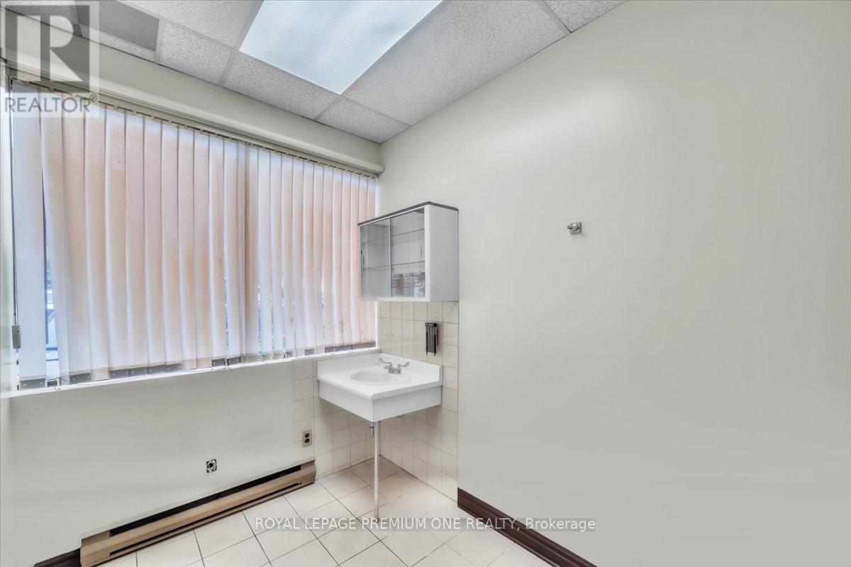 102 - 3530 Derry Road E, Mississauga, Ontario  L4T 4E3 - Photo 21 - W12212840