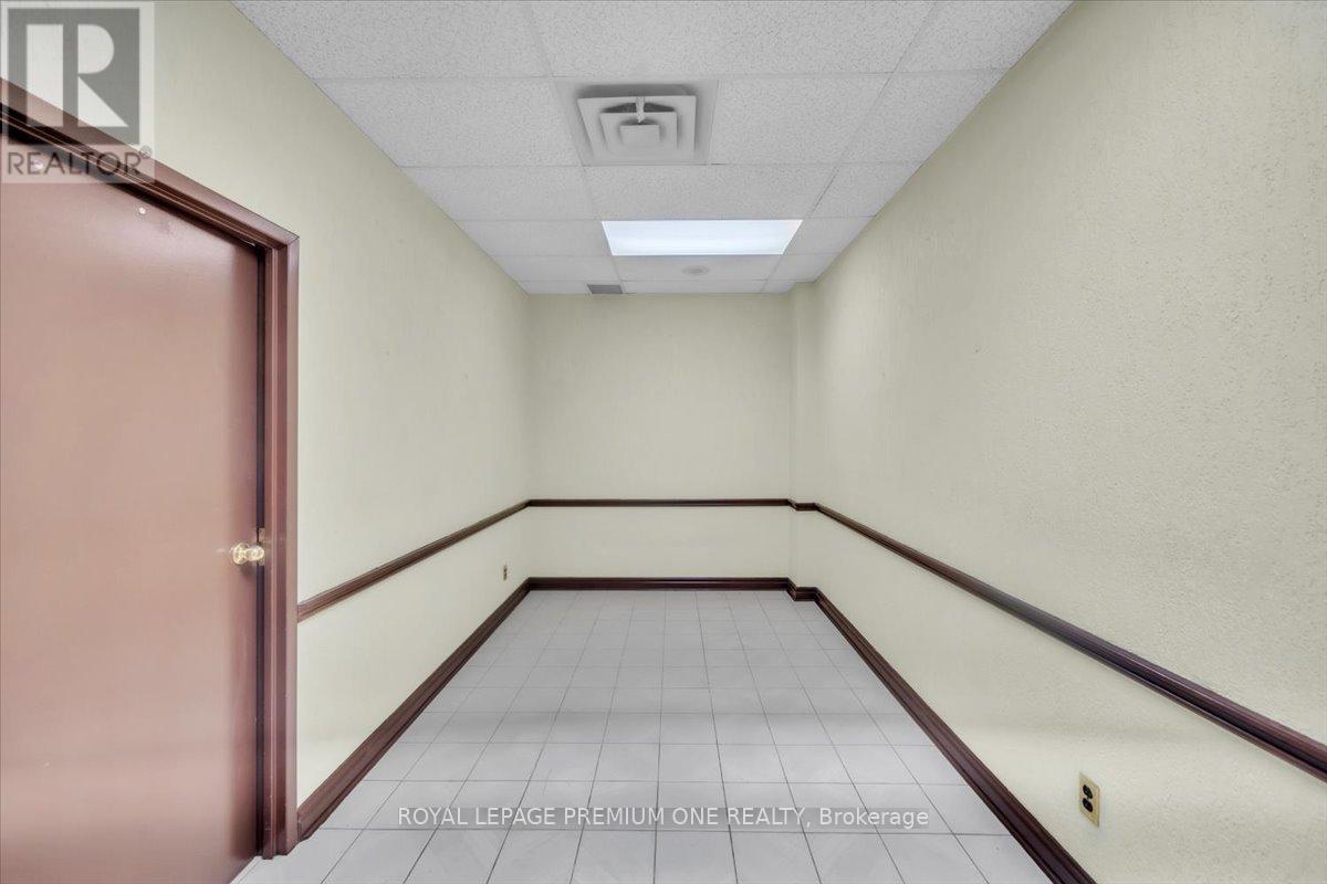 102 - 3530 Derry Road E, Mississauga, Ontario  L4T 4E3 - Photo 3 - W12212840