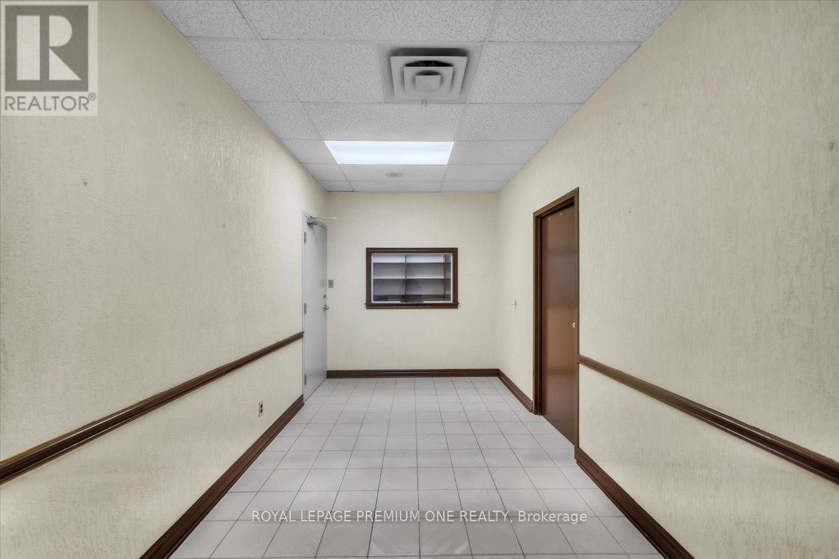 102 - 3530 Derry Road E, Mississauga, Ontario  L4T 4E3 - Photo 4 - W12212840