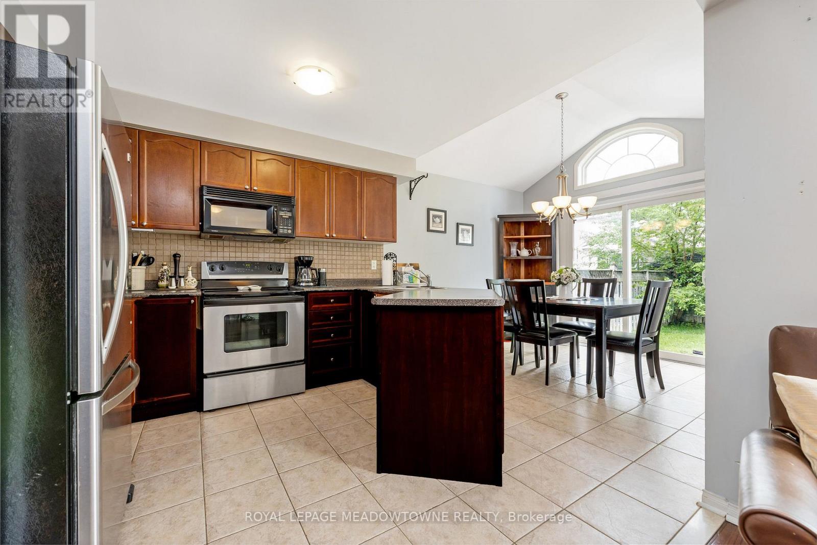 49 Lily Lane, Halton Hills (Georgetown), Ontario  L7G 6N1 - Photo 10 - W12212871