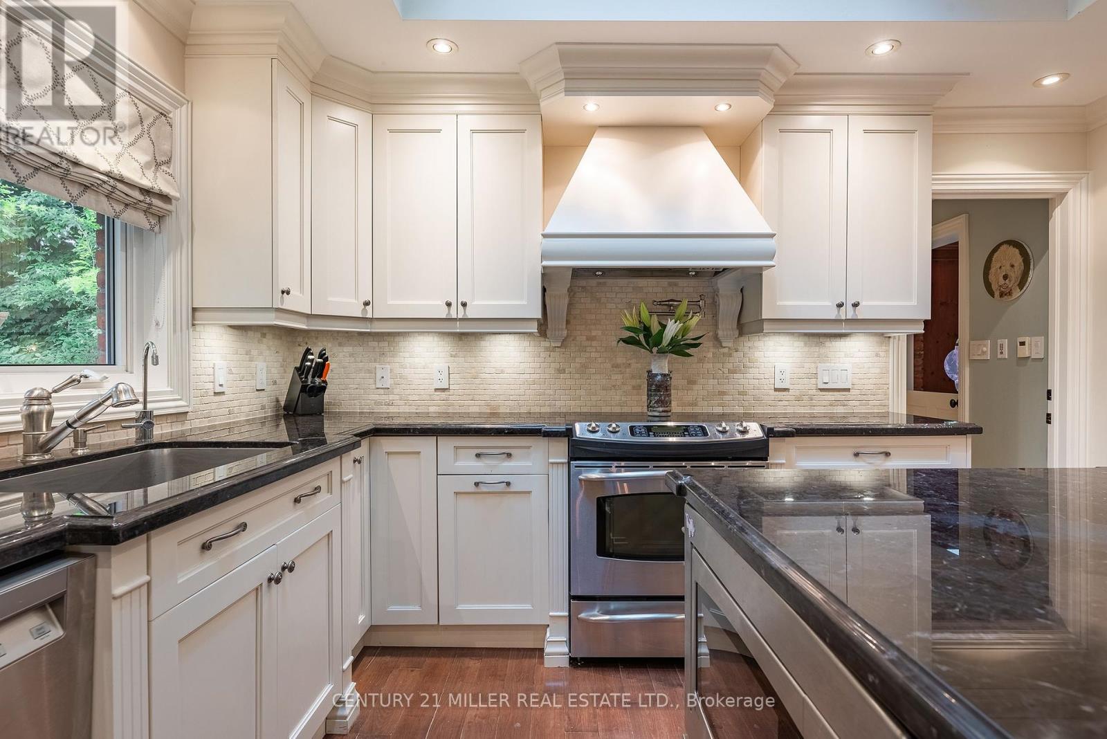 272 Maple Grove Drive, Oakville (Mo Morrison), Ontario  L6J 4V5 - Photo 7 - W12212875