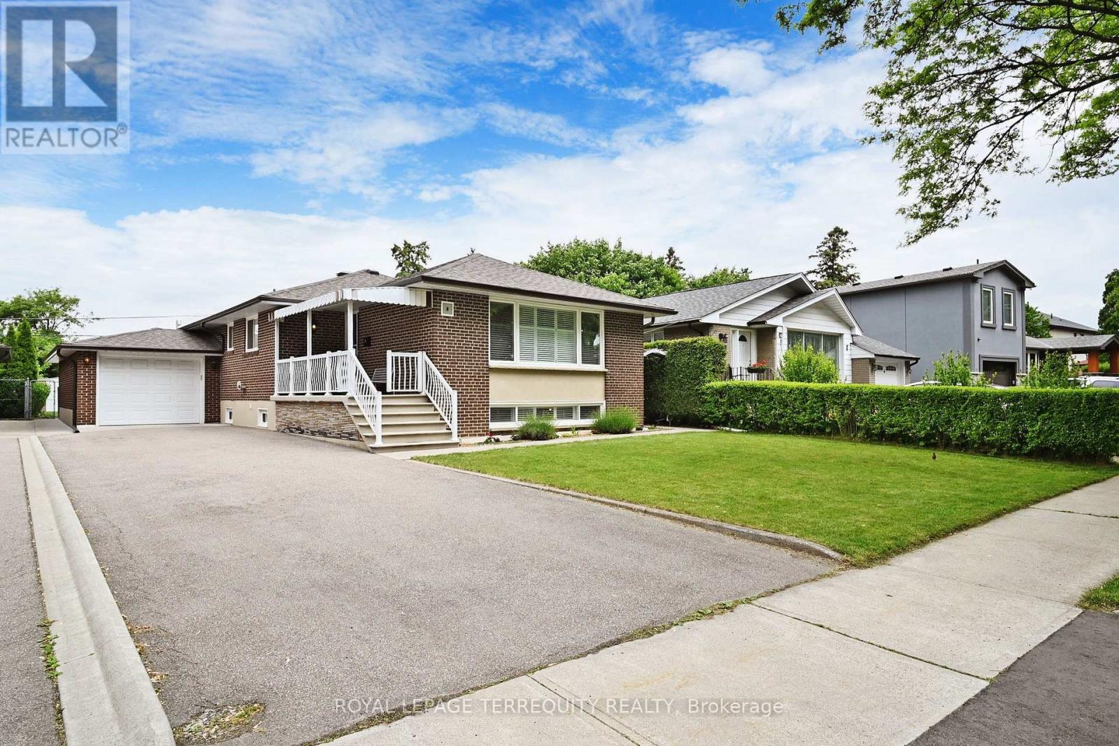 8 CROMER PLACE, Toronto, Ontario