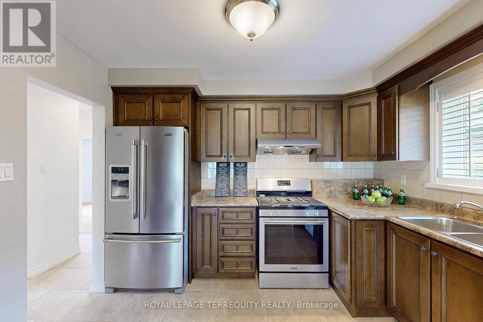 8 Cromer Place, Toronto (Willowridge-Martingrove-Richview), Ontario  M9R 2E1 - Photo 11 - W12212884