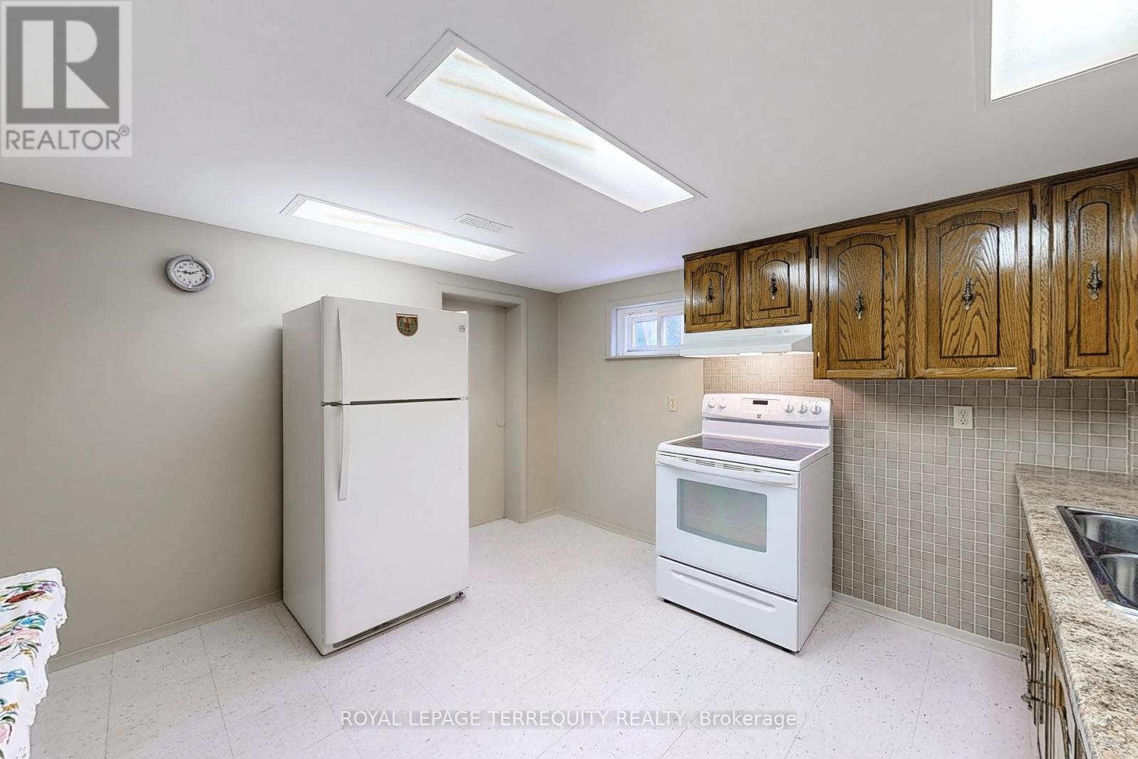 8 Cromer Place, Toronto (Willowridge-Martingrove-Richview), Ontario  M9R 2E1 - Photo 27 - W12212884