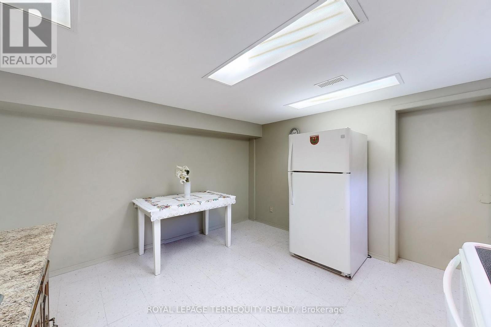 8 Cromer Place, Toronto (Willowridge-Martingrove-Richview), Ontario  M9R 2E1 - Photo 31 - W12212884