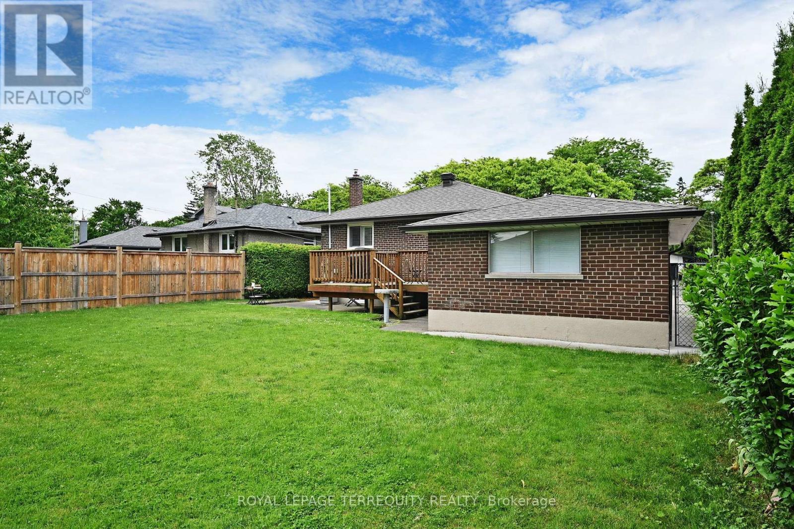 8 Cromer Place, Toronto (Willowridge-Martingrove-Richview), Ontario  M9R 2E1 - Photo 37 - W12212884