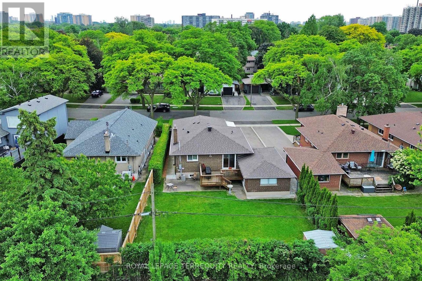 8 Cromer Place, Toronto (Willowridge-Martingrove-Richview), Ontario  M9R 2E1 - Photo 42 - W12212884