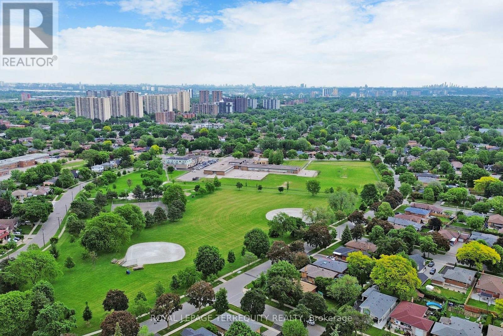 8 Cromer Place, Toronto (Willowridge-Martingrove-Richview), Ontario  M9R 2E1 - Photo 46 - W12212884